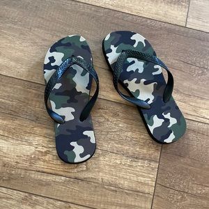 Brand new camo women’s flip flops shoes size small summer shoes
